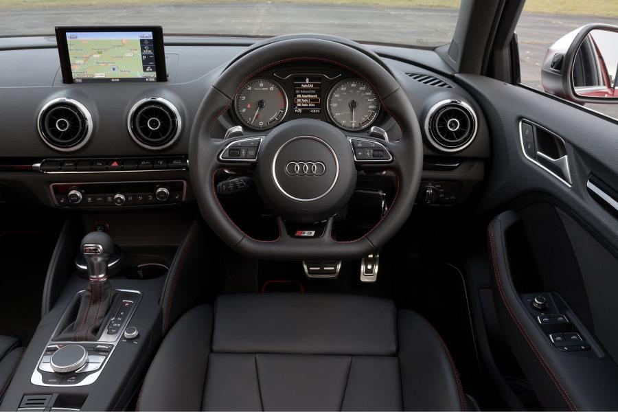 Торпедо Audi S3 Sedan (8V) 2013 года  (UK) (фото 39 из 53)